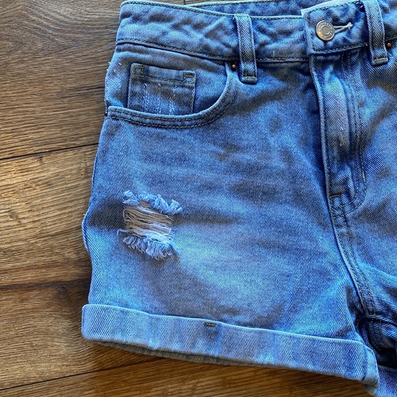 light-wash Mom shorts from PacSun with butterfly patches on back pockets - Picture 5 of 8